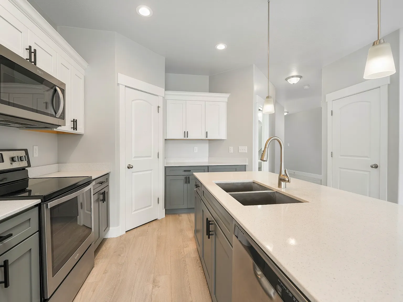4 bed, 2.5 bath, 1710 sqft, $2,400 — Photo 2