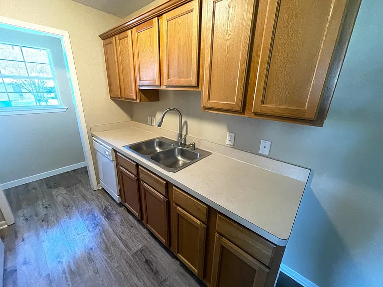 951 W Elm St — Photo 7