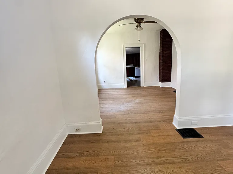 542 E 3rd St — Photo 2