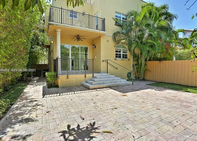592 Fernwood Rd #B — Photo 3