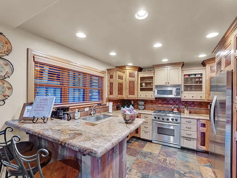 Full kitchen with high end appliances.