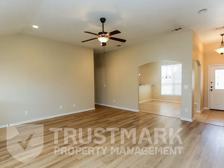 401 W Libra Dr — Photo 4