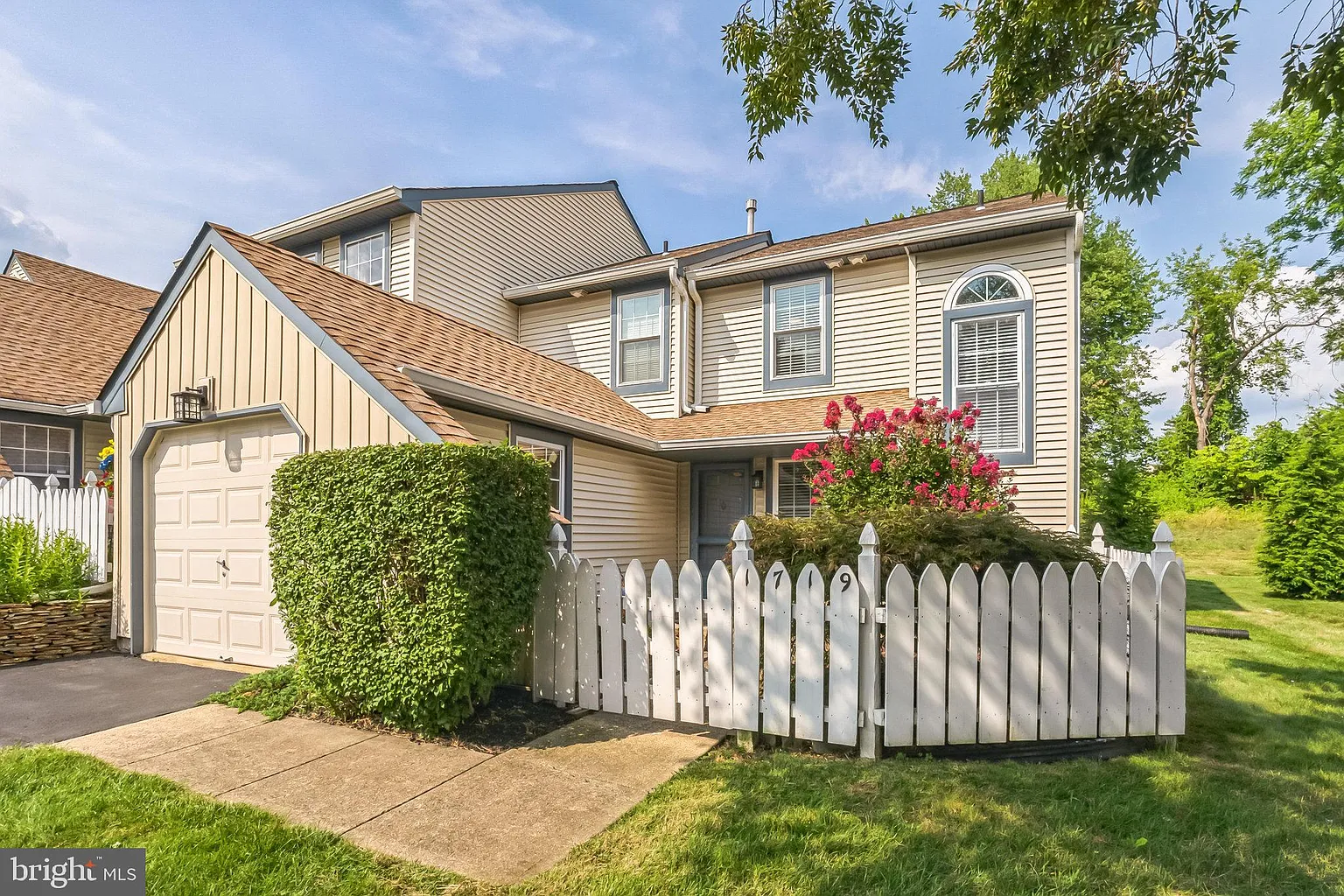 1719 McNelis Dr photo 1
