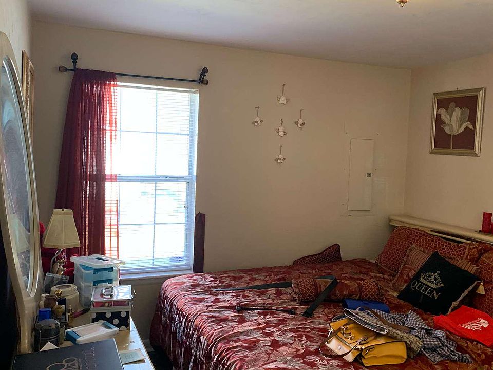 1st image of 1021 NE Maple Ln