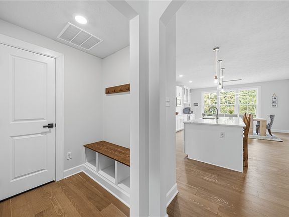 3rd image of 325 Crest Ln