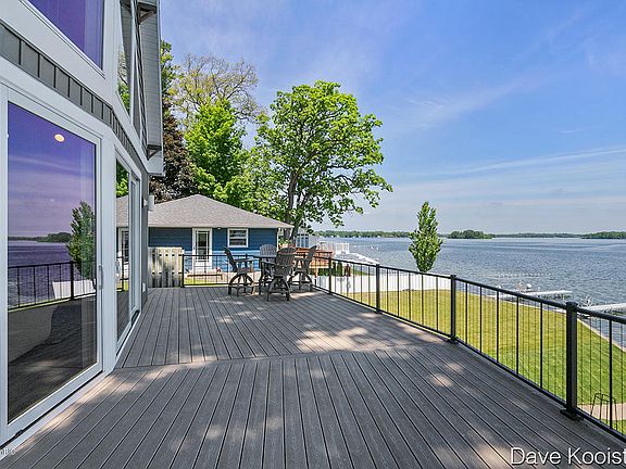 3rd image of 11426 White Oak Dr
