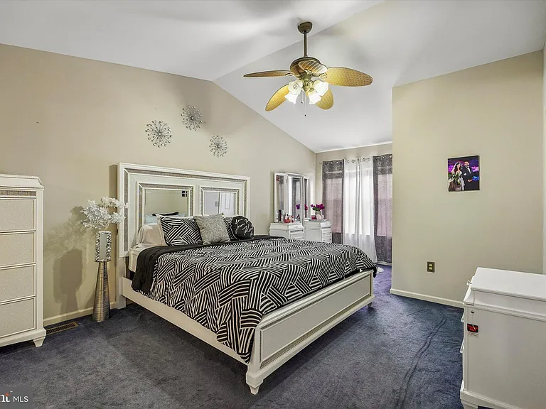 390 Auburn Ct — Photo 12