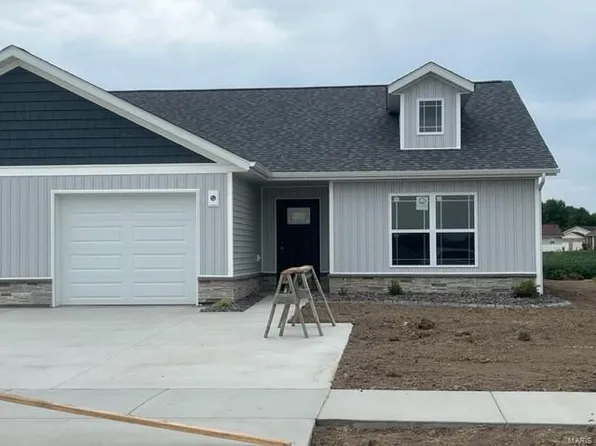 60 Marker Dr #B, Highland, IL 62249