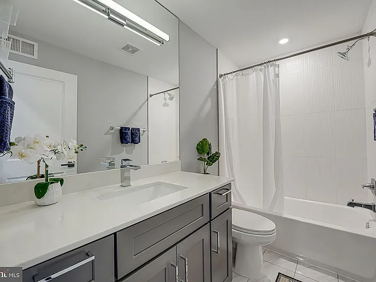 1609 Holbrook St NE #4 — Photo 36