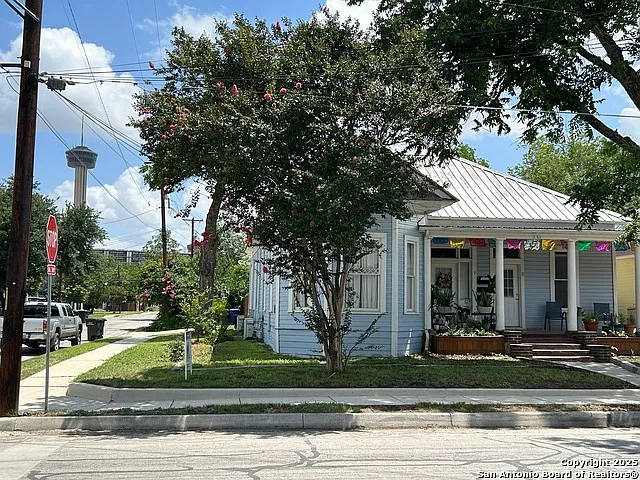 Building Photo - 203 Devine St #2