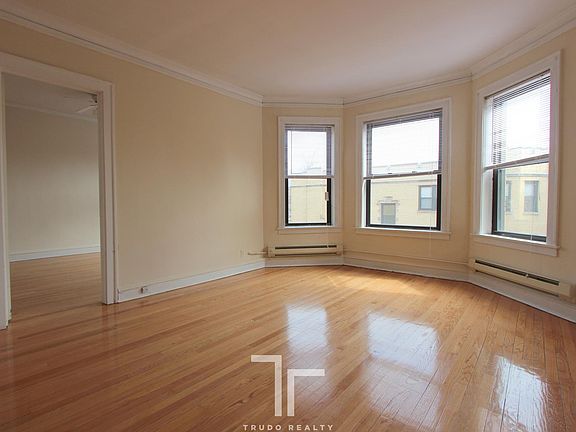 3rd image of 1119 W Oakdale Ave