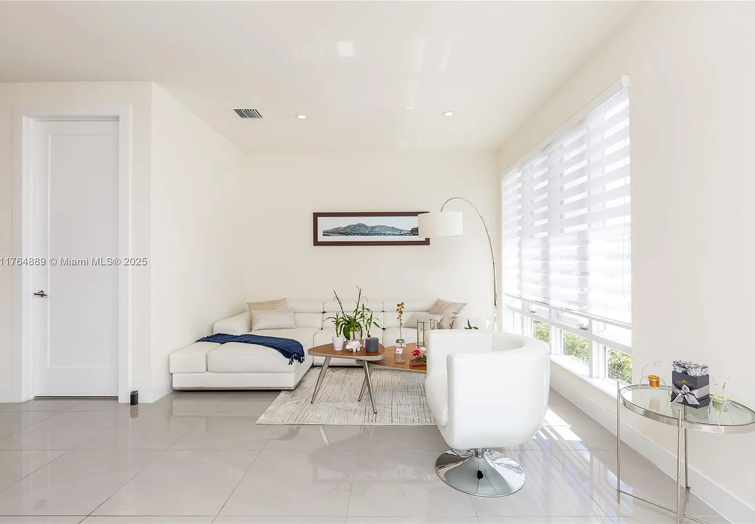 3 bed, 3.5 bath, 2065 sqft, $5,200 — Photo 1
