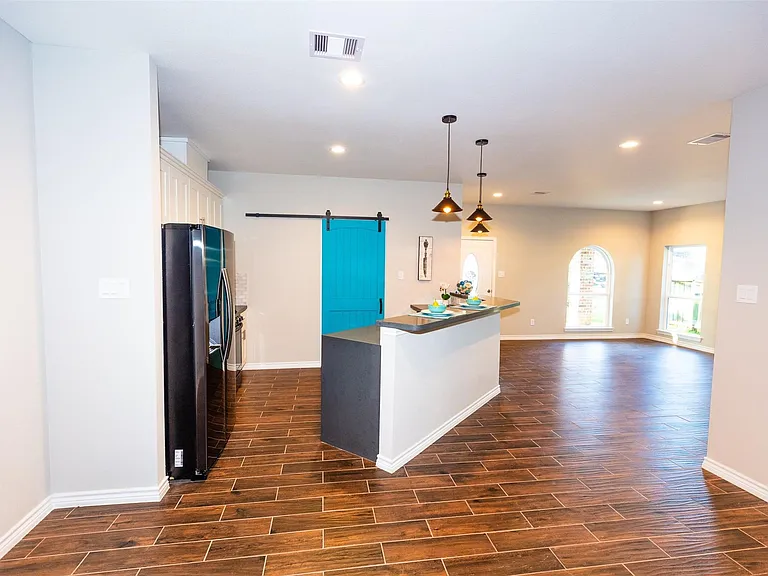 507 E Foley St — Photo 6