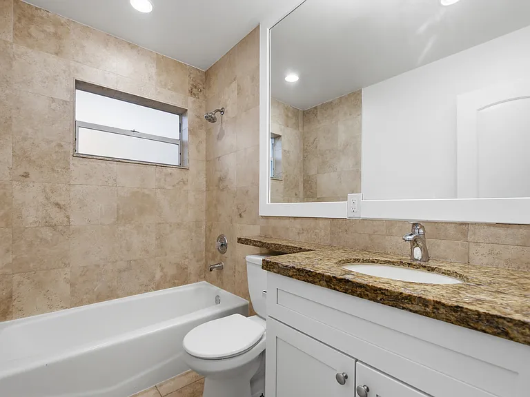 1140 NE 9th Ave #18 — Photo 15