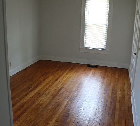 3rd image of 913 N Mulberry St