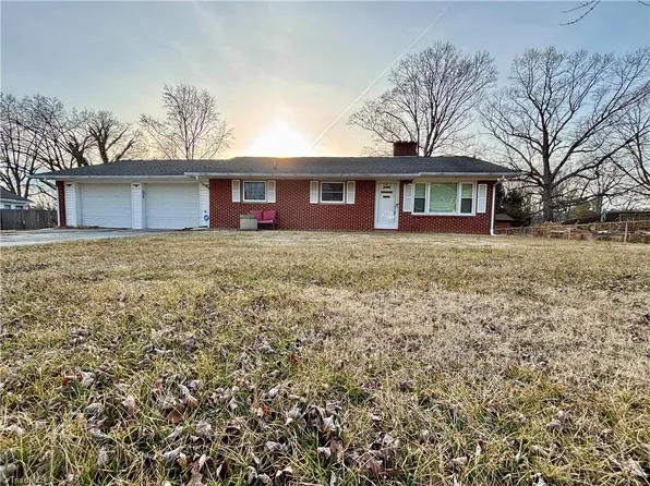 139 E Side Dr, Mount Airy, NC 27030