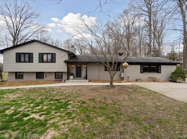 21195 Lujon Dr, Northville, MI 48167