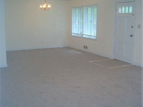 Living Room/Dining Area