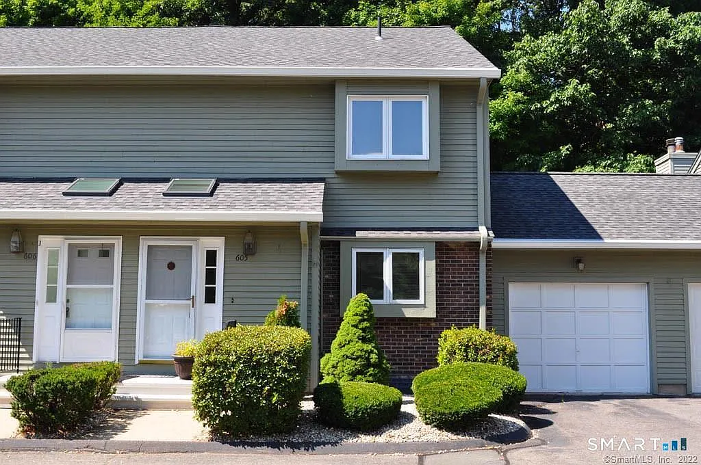 3 bed, 2.5 bath, 1900 sqft, $2,350 — Photo 1