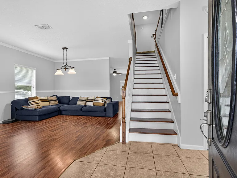 112 Kildrummy Ct — Photo 8