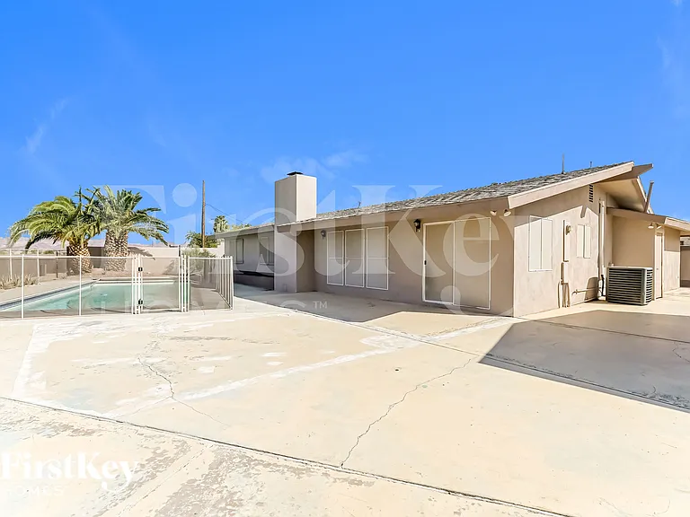 518 E Fairway Rd — Photo 16