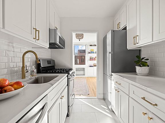 4th image of 245 Henry St APT 5C