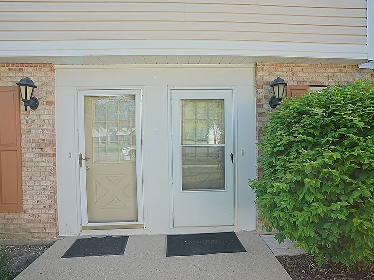 2684 Waterford Ct — Photo 3