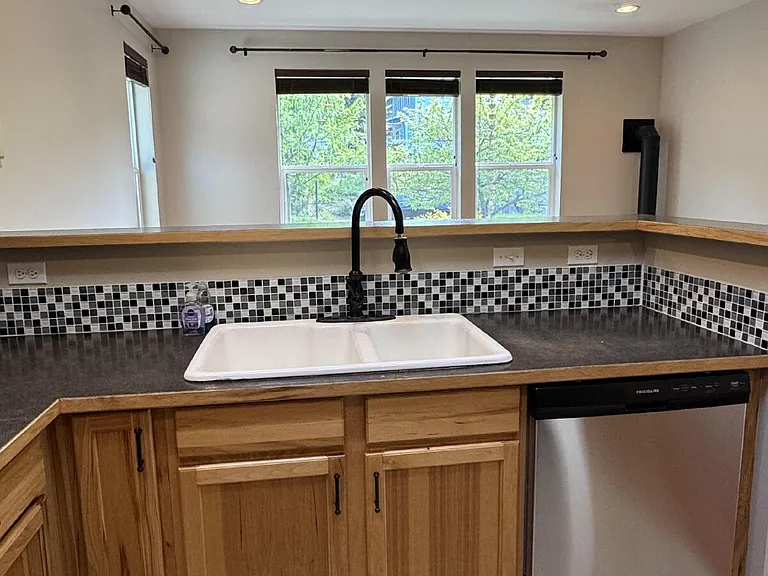 285 Browne St — Photo 19
