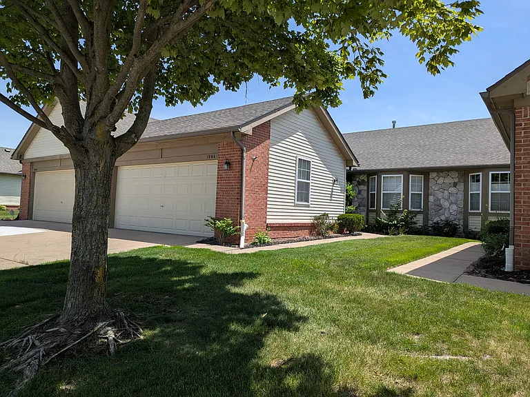 1866 N Kenwyck Dr — Photo 2