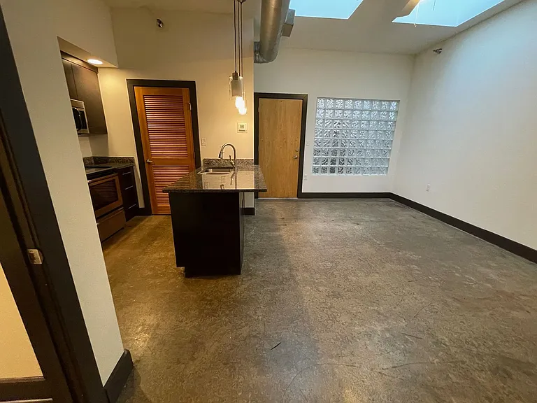 Atrium on Broad Apartments — Photo 17