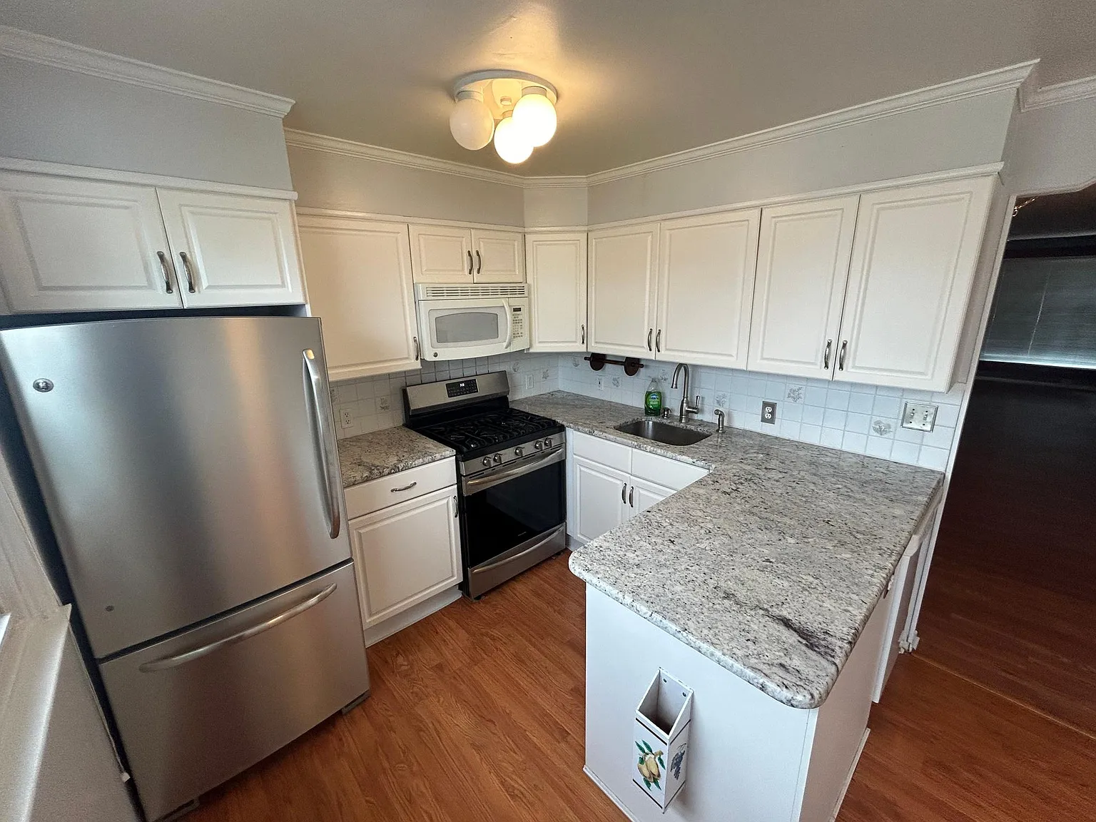 3 bed, 2049 sqft, $2,500 — Photo 4