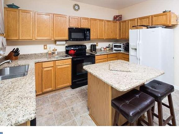 4th image of 27 Shawn Ln