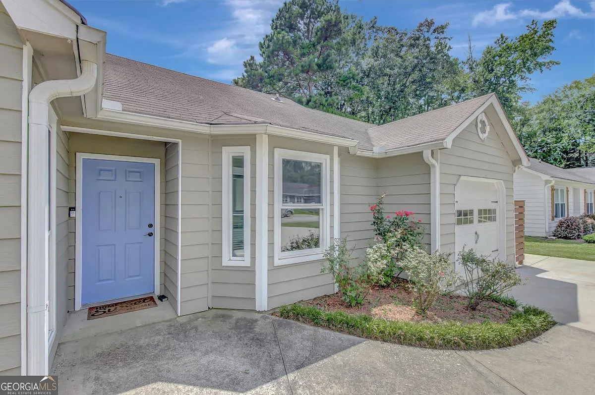 3 bed, 2.0 bath, 1158 sqft, $2,300 — Photo 3