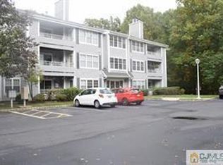 906 Meadow Ct, Helmetta, NJ 08828