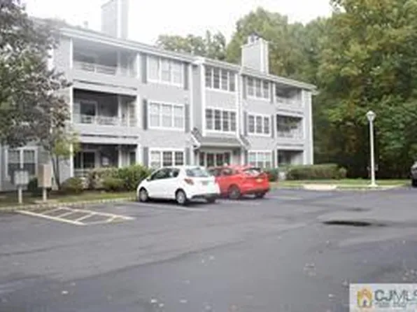 906 Meadow Ct, Helmetta, NJ 08828