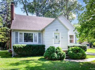 2135 Pontiac Dr, Sylvan Lake, MI 48320