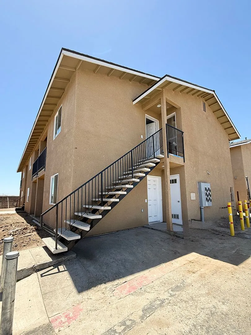 3328 N Marks Ave — Photo 2