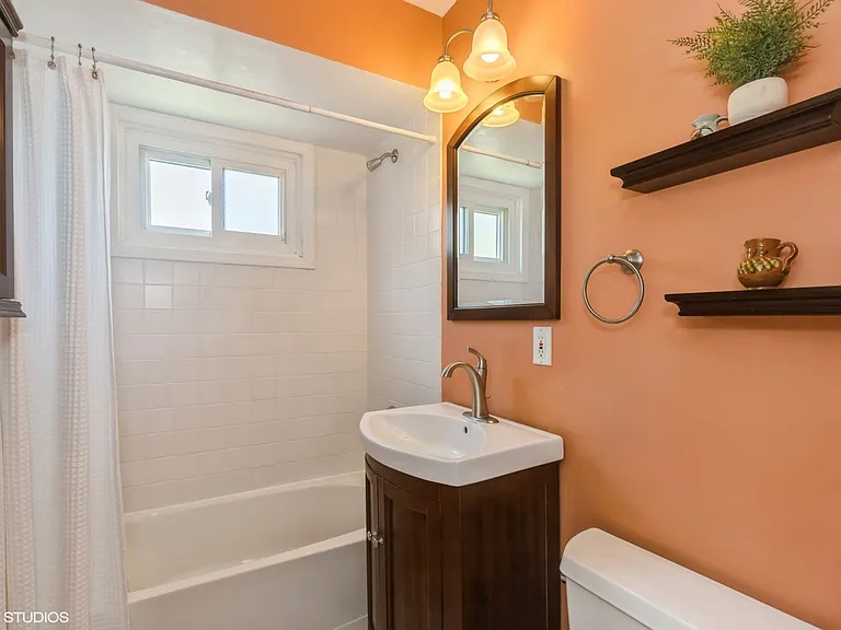 414 Drake St — Photo 11