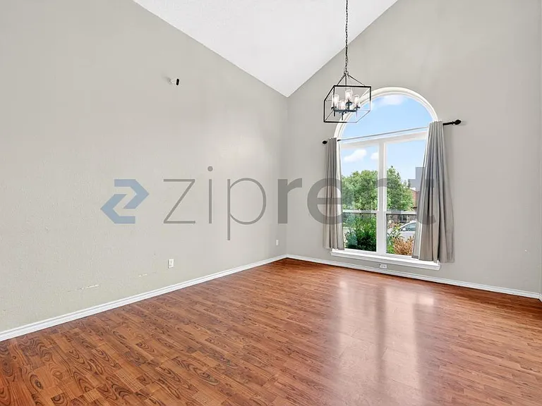 7011 Cottonwood Cir — Photo 5