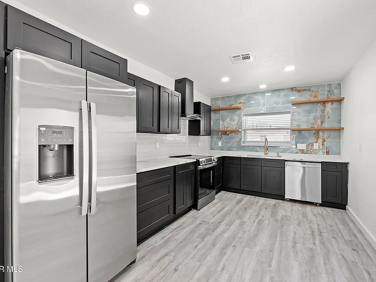 3221 N Stanton St — Photo 14