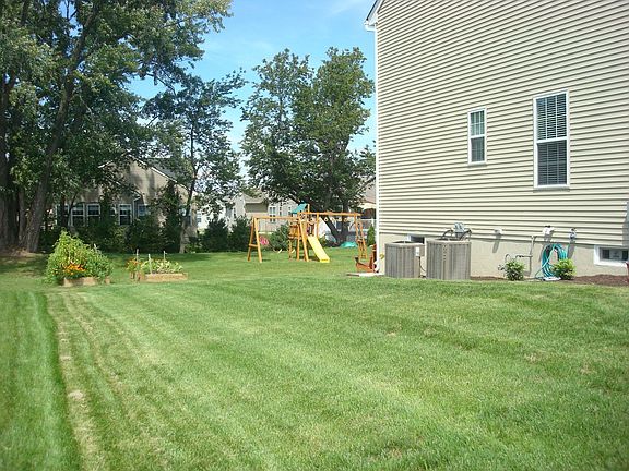 August 2011 - View of the side yard, garden boxes & well-landscaped lot line
