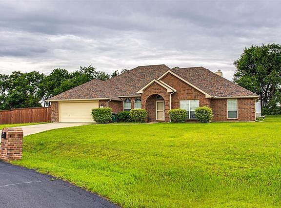 2nd image of 824 Fairmeadow Cir