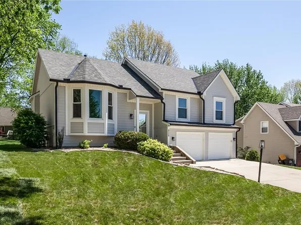 828 S Valley Dr, Lansing, KS 66043