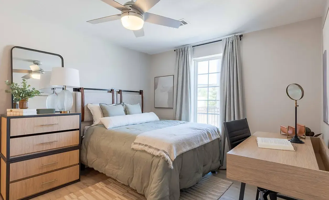 3 bed, $889 — Photo 1