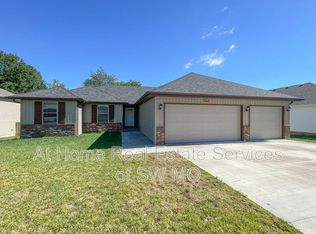 3863 W Linwood St, Springfield, MO 65807