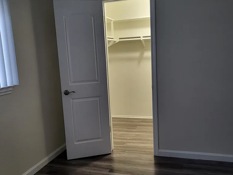 Chateau Gardens Apartments — Photo 16