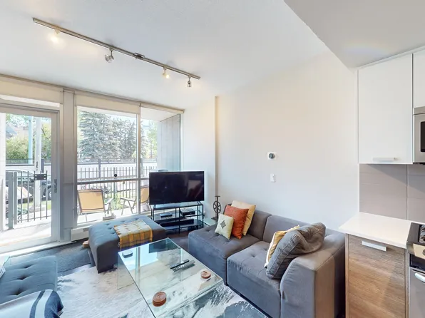 235 9a St NW #102, Calgary, AB T2N 4H7