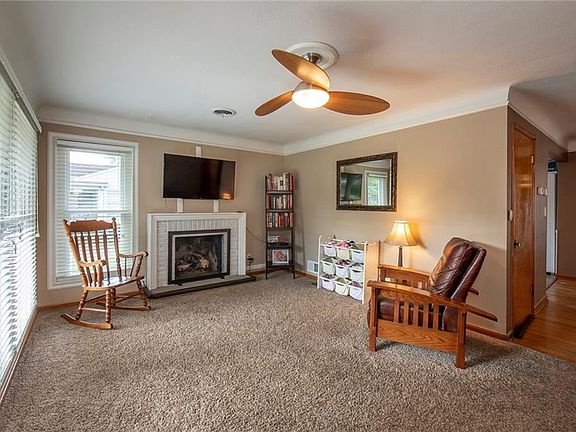 3rd image of 4686 Georgette Ave