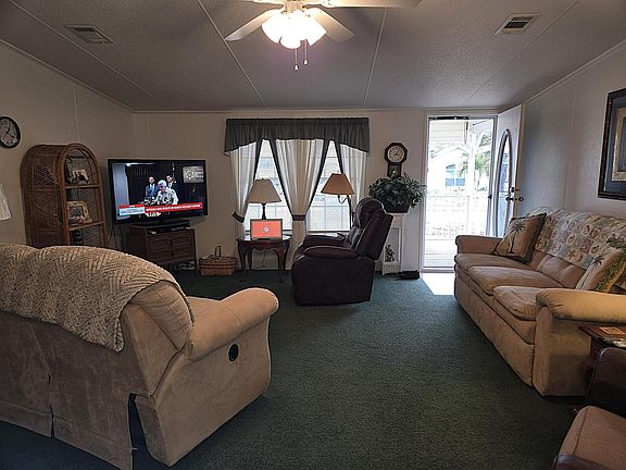 4th image of 2425 SE 31st Street
