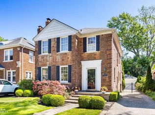 170 Fisher Rd, Grosse Pointe Farms, MI 48230